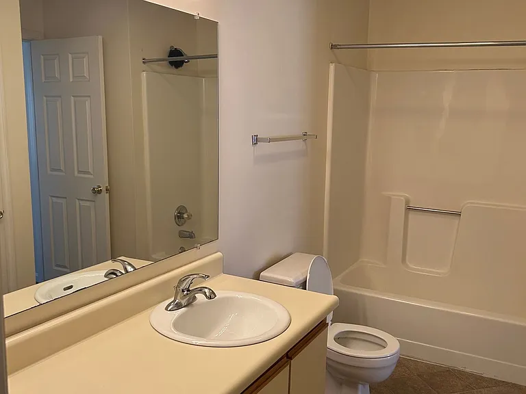 Bridgeport Landing Apartments — Photo 7