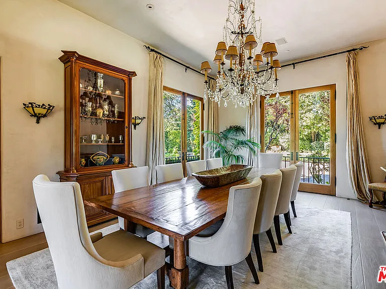 1550 Amalfi Dr — Photo 12