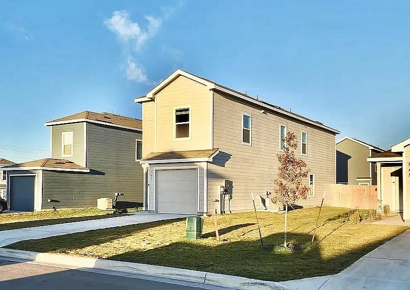 4 bed, 2.5 bath, 1599 sqft, $1,799 — Photo 2