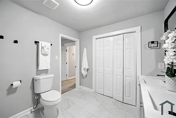 594 Robert Henry St — Photo 27