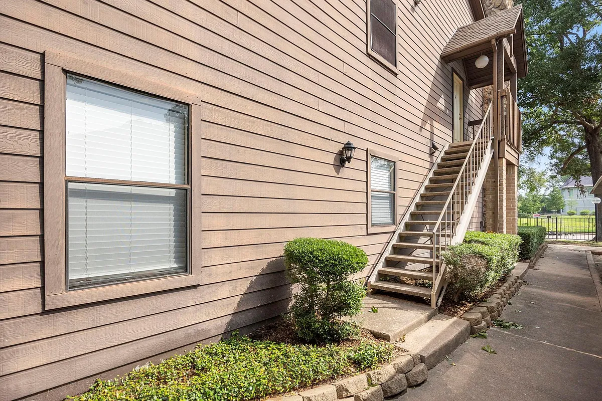Building Photo - 12755 Mill Ridge Dr #301