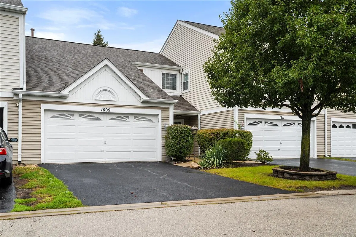 2 bed, 1.5 bath, 1300 sqft, $2,500 — Photo 2
