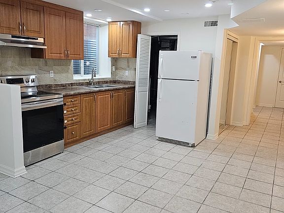 2nd image of 11 Chalkfarm Cres