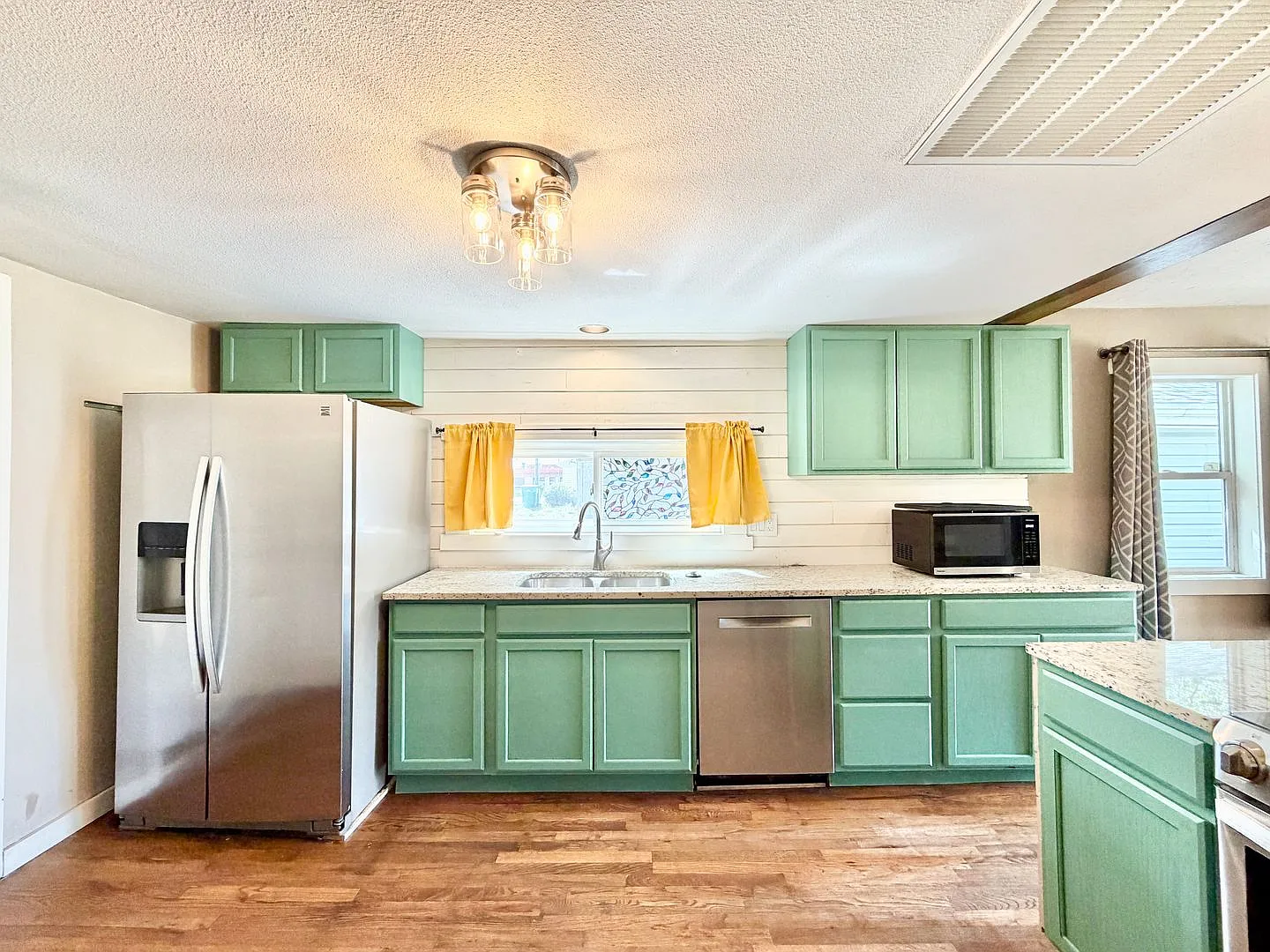 Cute Englewood Bungalow — Photo 4