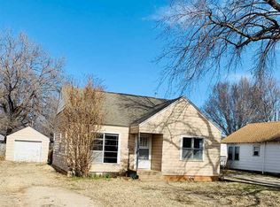 907 Ivanhoe St, Perry, OK 73077