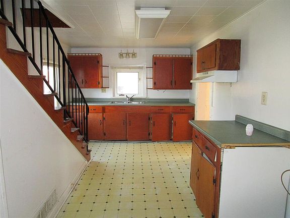 2nd image of 518 W King St