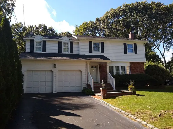 15 Martha Ct, Centerport, NY 11721