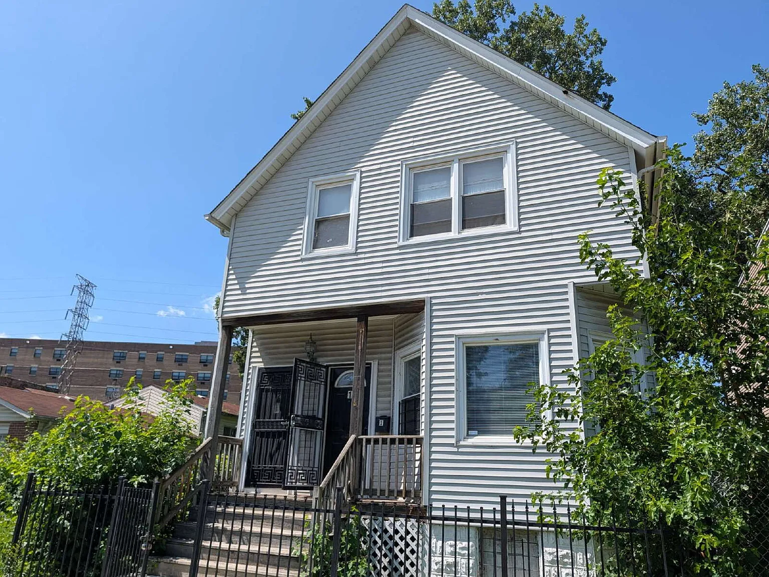 Spacious 1BR/1BA with Off-Street Parking $1,000/Month — Photo 1