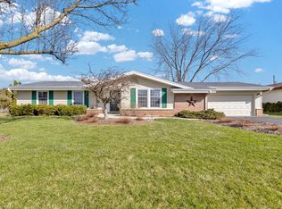 13720 W Forest Knoll Dr, New Berlin, WI 53151