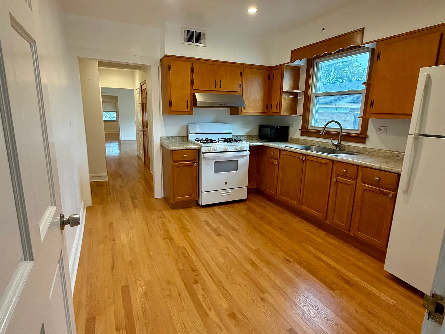 3318 N Kilbourn Ave — Photo 1