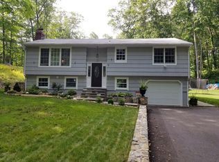 8 Cobblestone Trl, Danbury, CT 06810