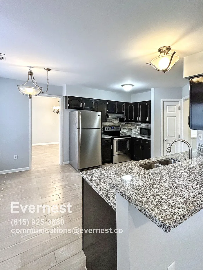 4 bed, 2.5 bath, 1977 sqft, $2,600 — Photo 4