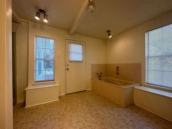 5th image of 11005 Woodway Dr #1