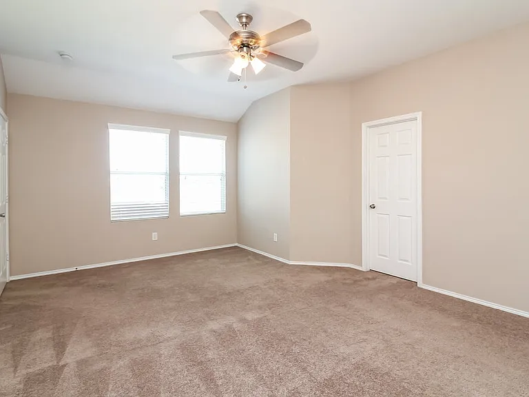 698 Austin Ln — Photo 10