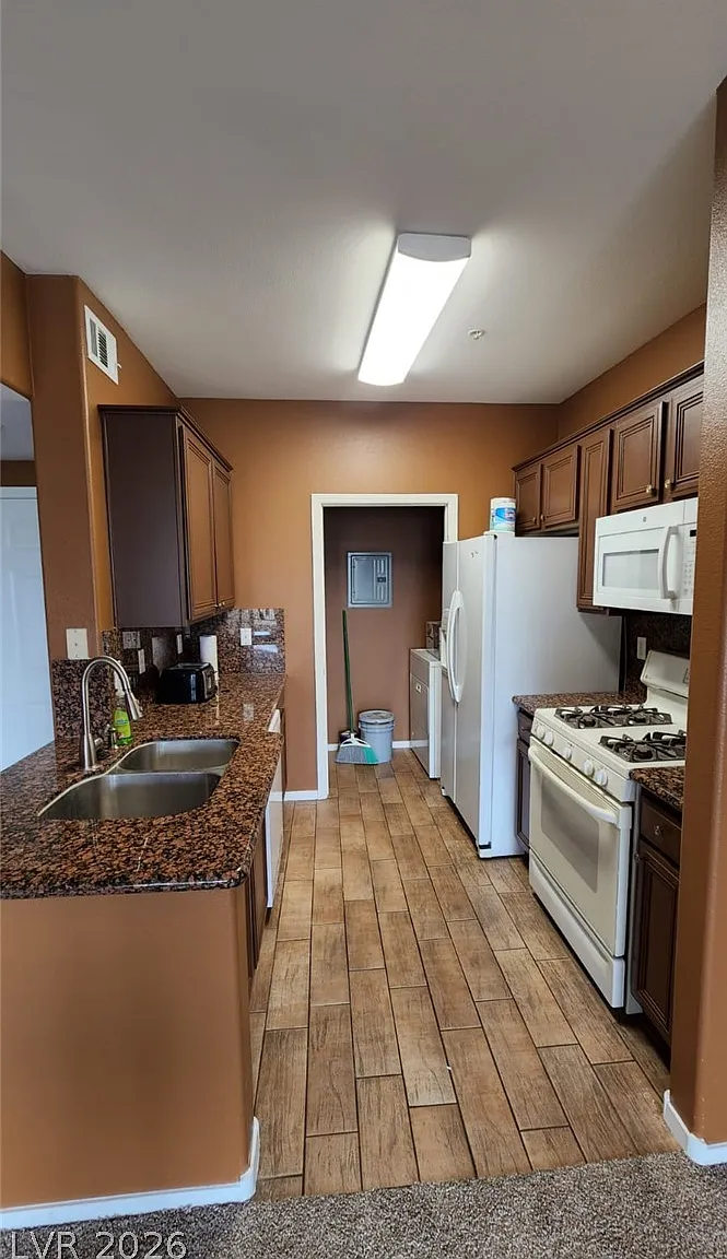 2 bed, 2.0 bath, 906 sqft, $2,000 — Photo 2