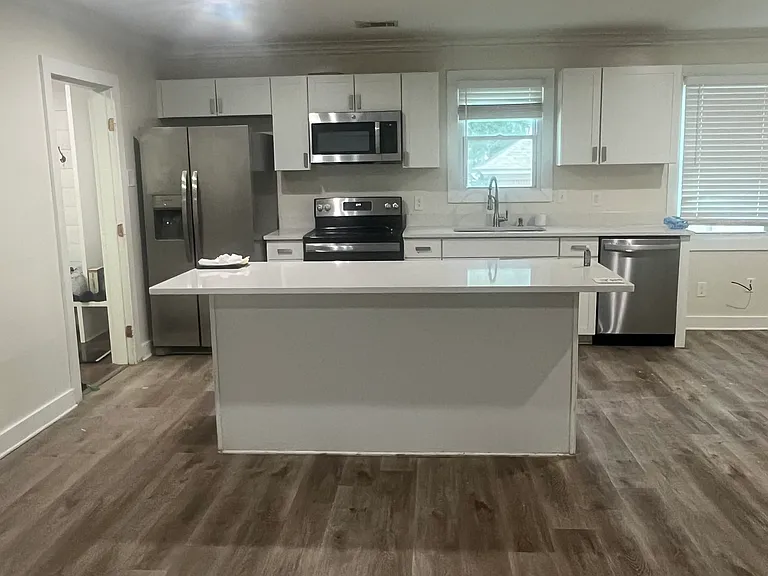 4885 Park Ave — Photo 2