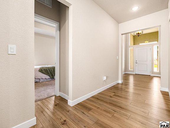 3rd image of 817 E Maybell Dr