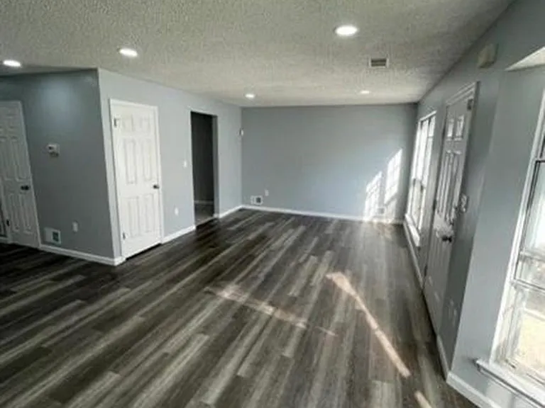 204 Darwin Ln — Photo 8