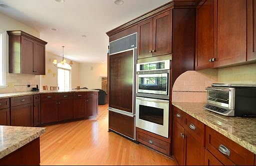 5th image of 220 E 57th St