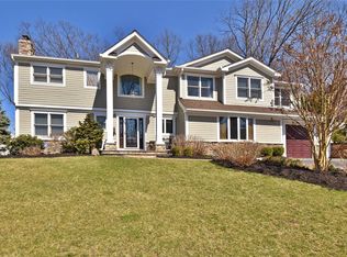 10 Blueberry Ln, Oyster Bay, NY 11771