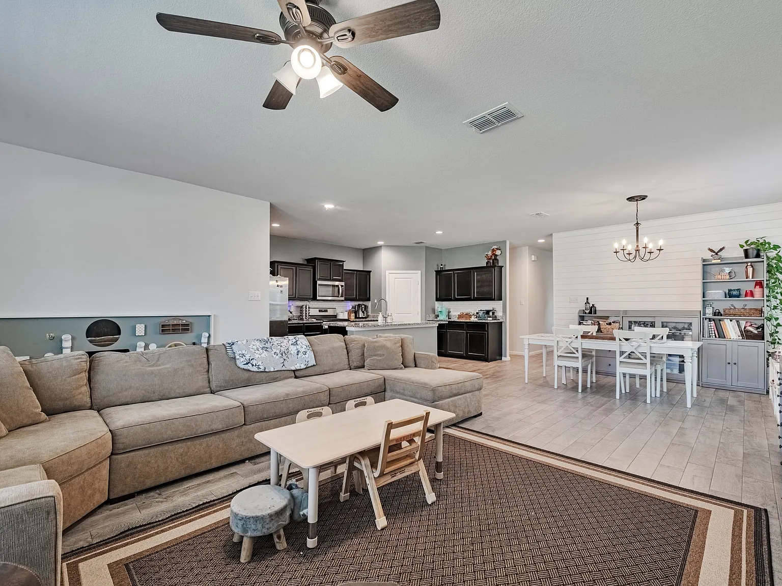 5 bed, 2123 sqft, $2,700 — Photo 4