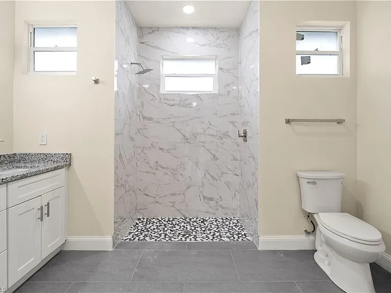 1043 Albert Ave — Photo 23