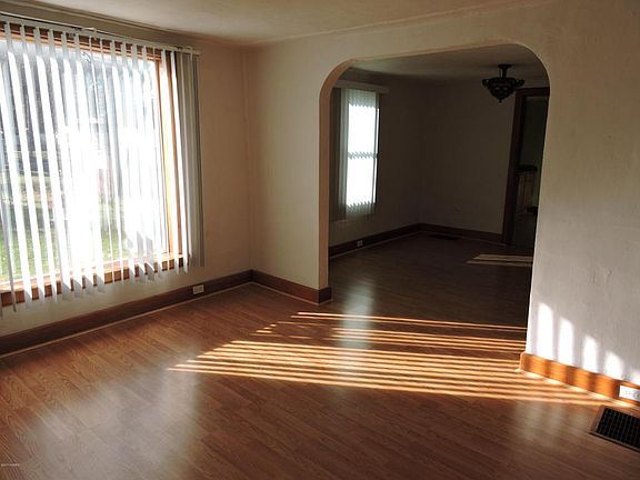 3rd image of 324 Sherwood St