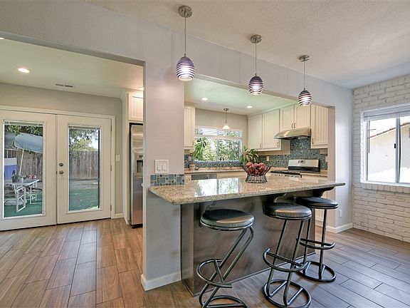4th image of 872 Granada Dr