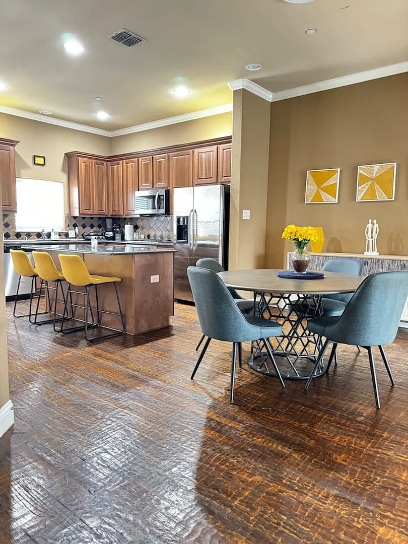 Chic Luxury Townhouse in Prime Legacy Shops Area — Photo 1