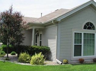 16 Stone Ridge Blvd, Hermitage, PA 16148