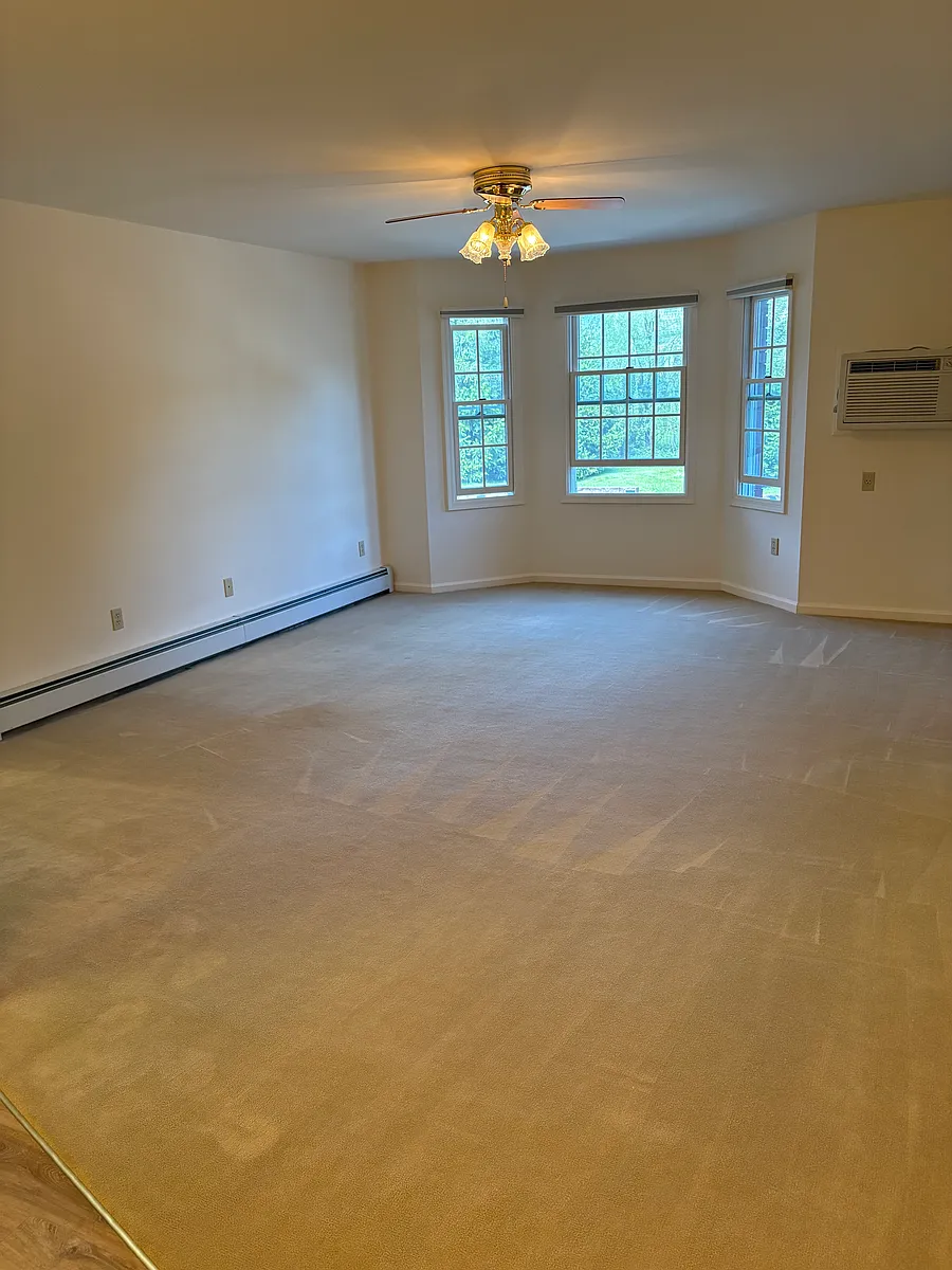 Building Photo - 121 Peter Dr #121
