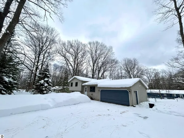 20763 Maple St, Lake Ann, MI 49650