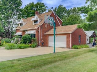 351 Hillside Rd, Seven Hills, OH 44131