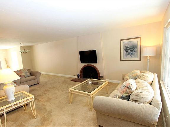 4th image of 158 Donner Ave