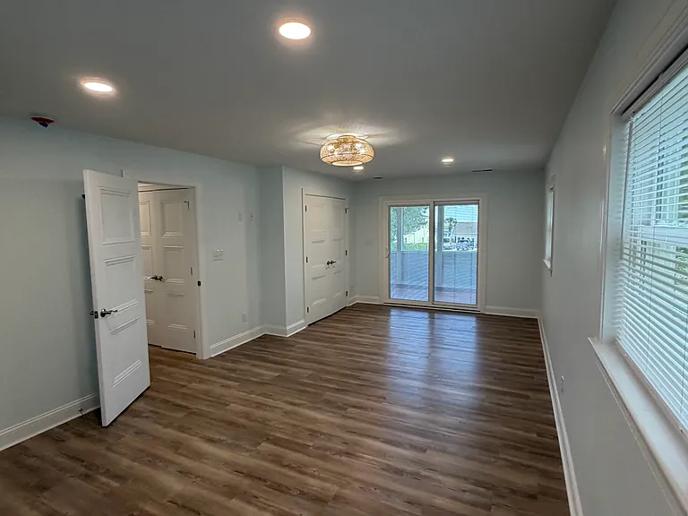 Matser bedroom with en suite full bathroom.