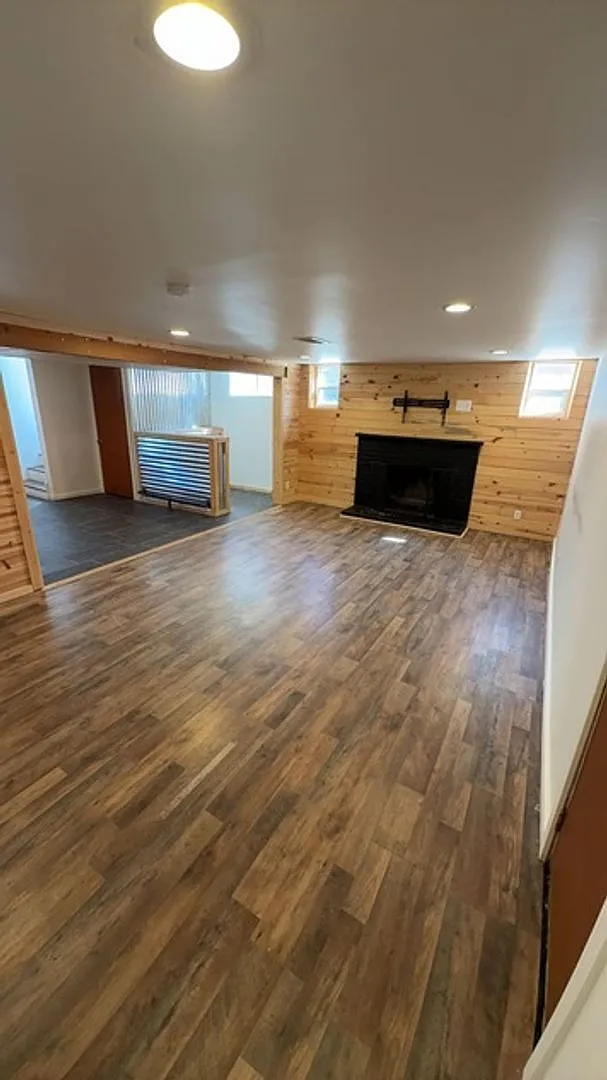 4 bed, 2.0 bath, 2400 sqft, $2,800 — Photo 3