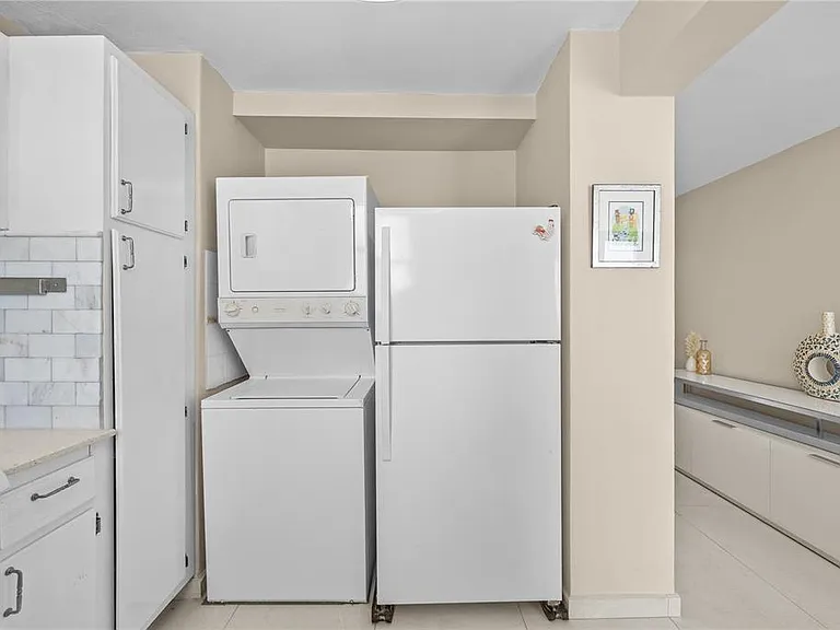 1035 Avenue Ashford #302 — Photo 12