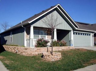 910 Olivers Ct, Lawrence, KS 66045