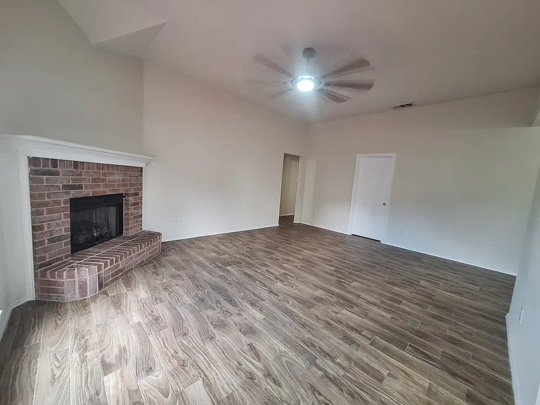 208 Iris Ln — Photo 4