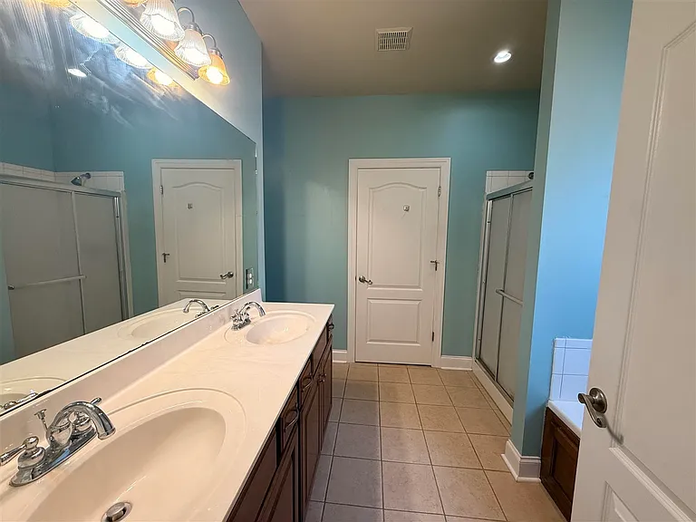 1826 Bellshire Way — Photo 7