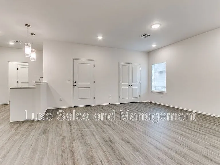 8024 NW 110th Dr — Photo 6