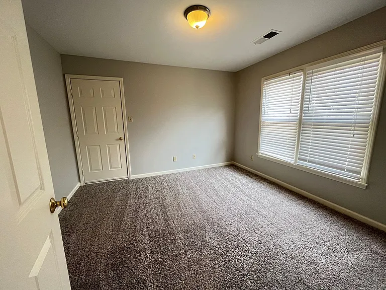 8570 Meadow Green Dr — Photo 21