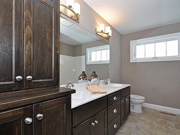 Main Bath w/Double Vanity