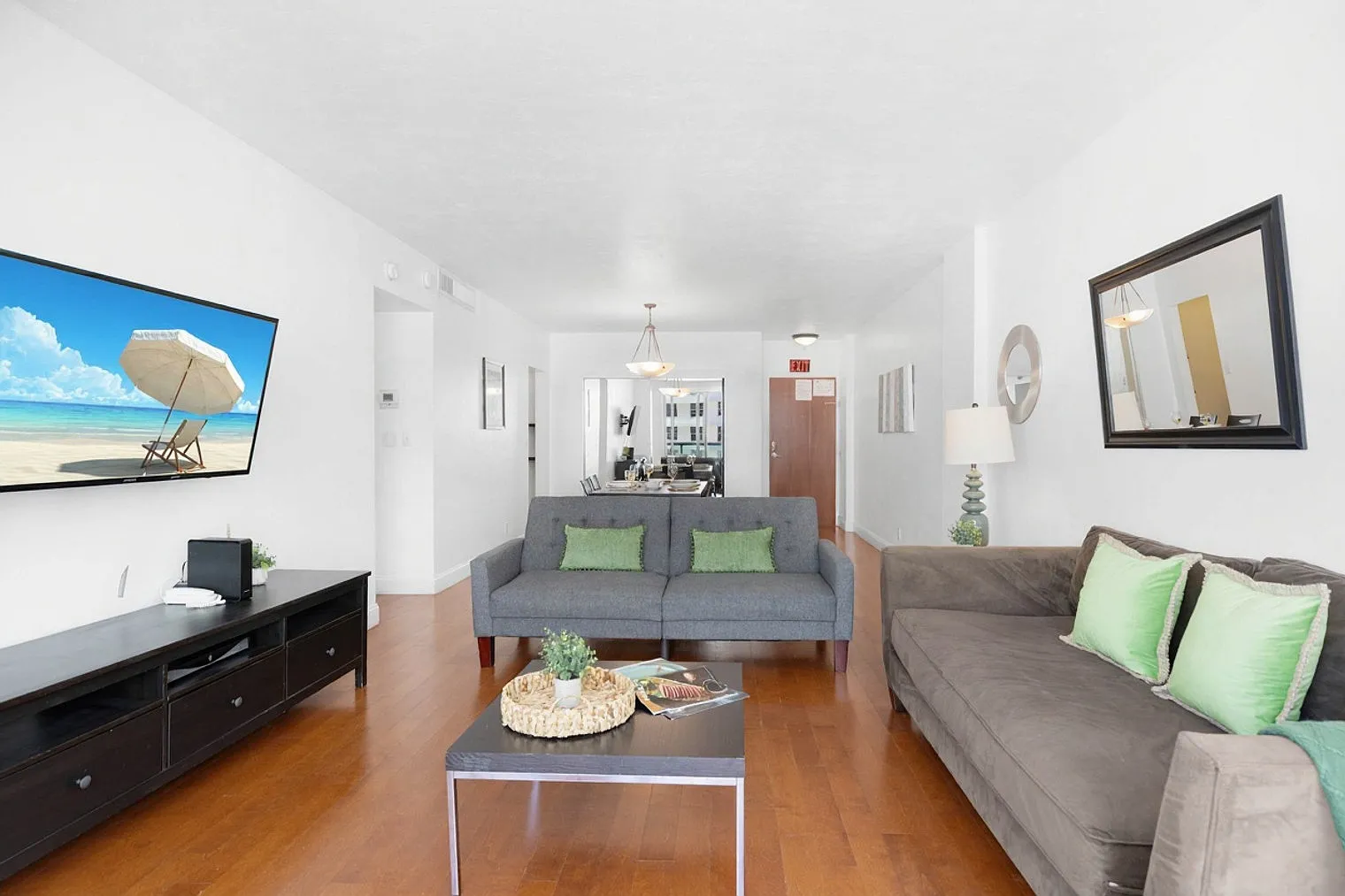 1 bed, 1.0 bath, 871 sqft, $3,105 — Photo 2