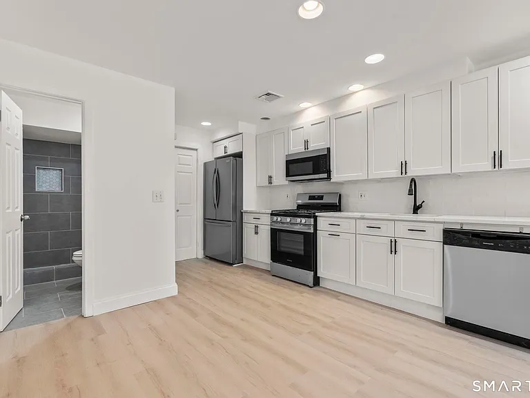 64 Soundview Ave #1 — Photo 2