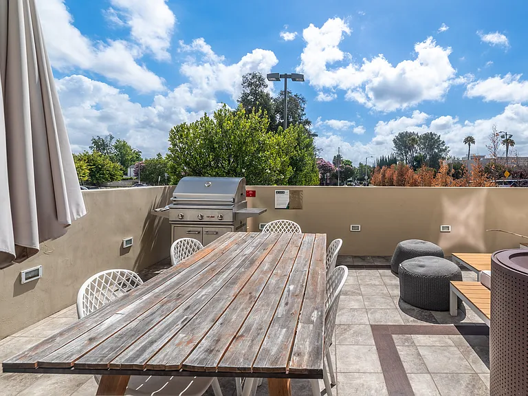 Oasis at Lake Encino — Photo 5