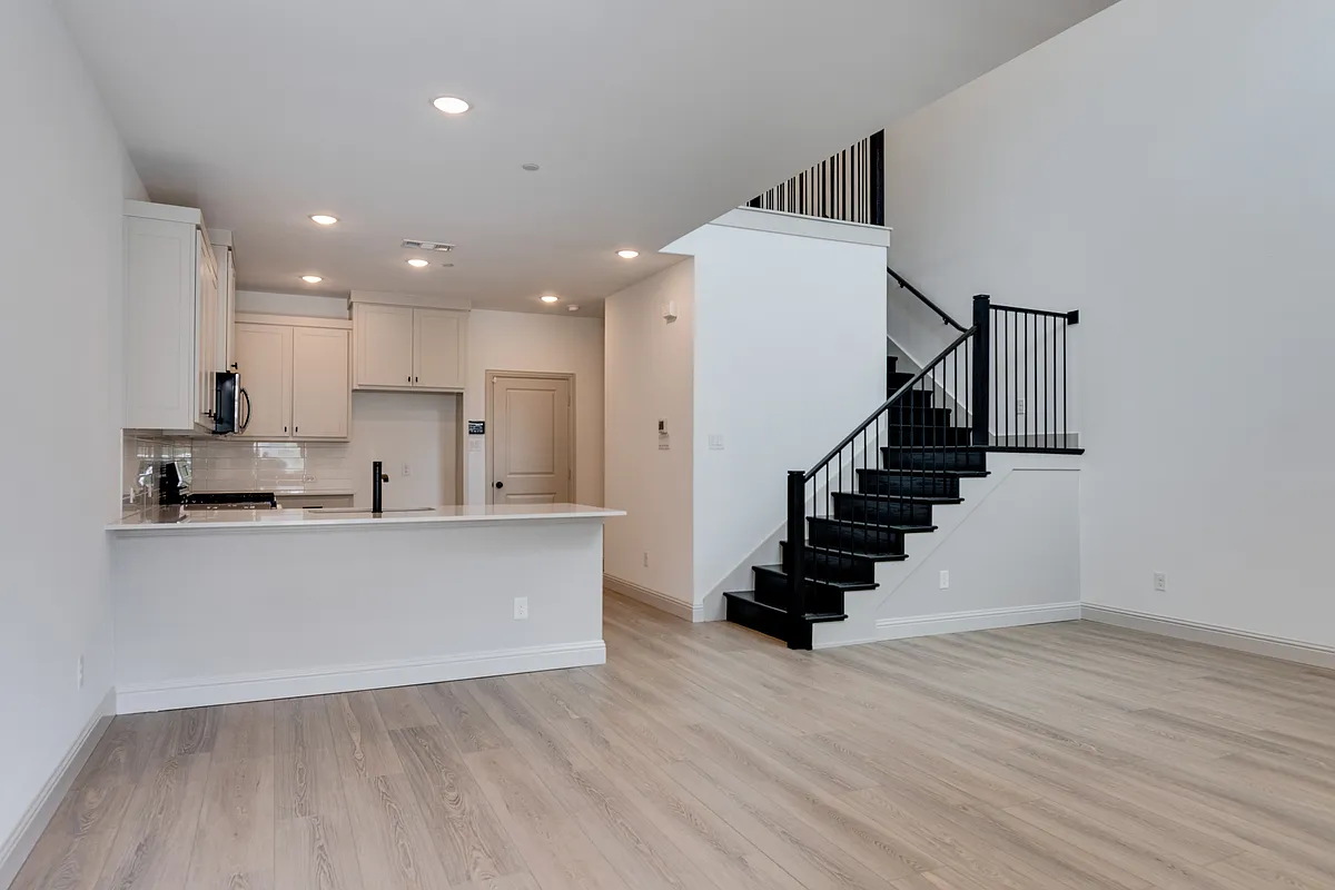 Building Photo - 420 Parkside Dr #1