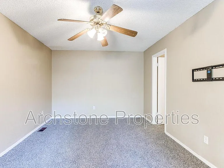 6605 Lyrewood Ln — Photo 16