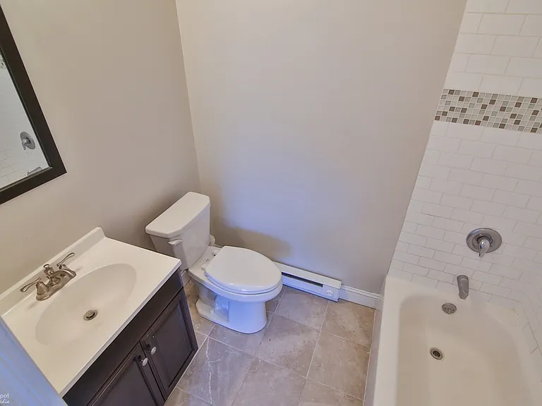 9th 302-304 N — Photo 13