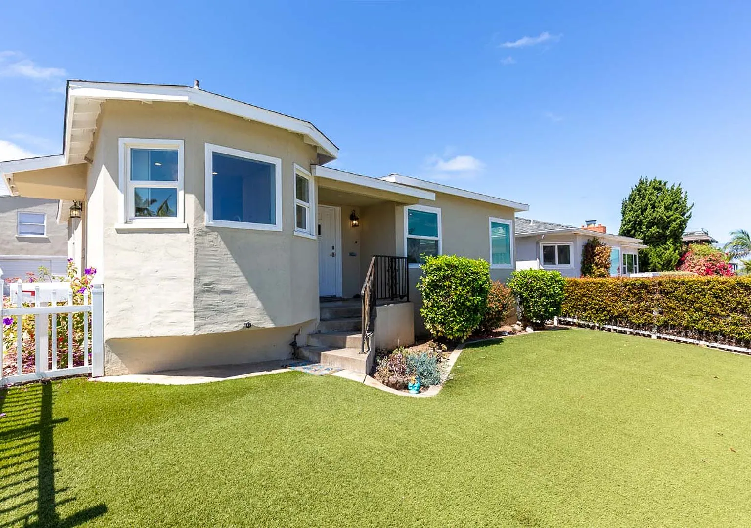 2 Bed, 2 Bath home in Ocean Beach — Photo 2